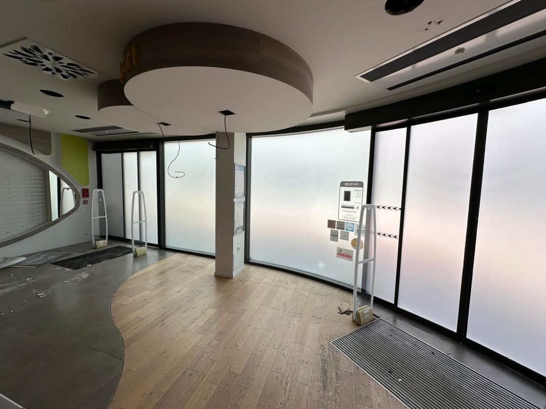 Vitrine de magasin en travaux avec un film anti vis a vis