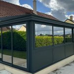 véranda en protection solaire et anti vis a vis