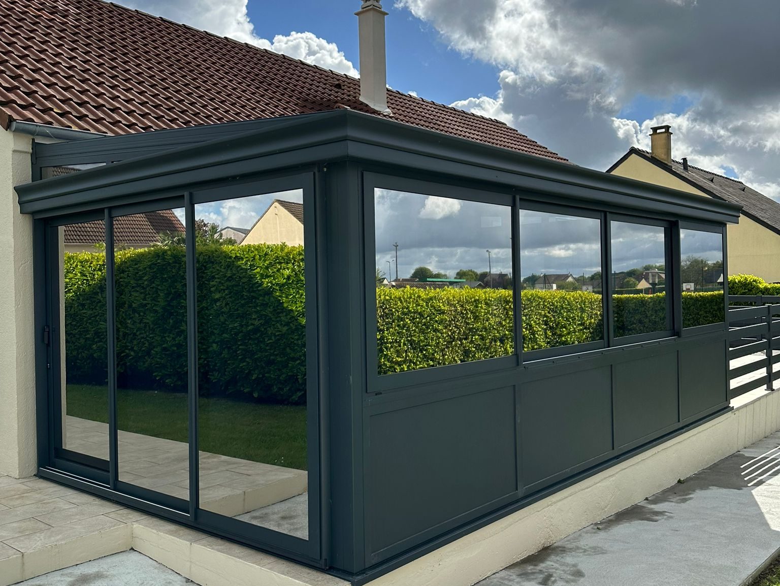 véranda en protection solaire et anti vis a vis